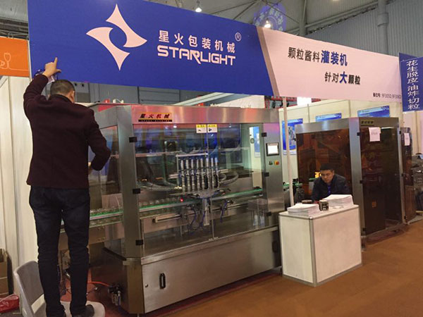 廣州星格在成都糖酒會展示最新產(chǎn)品-醬料灌裝機(圖2)